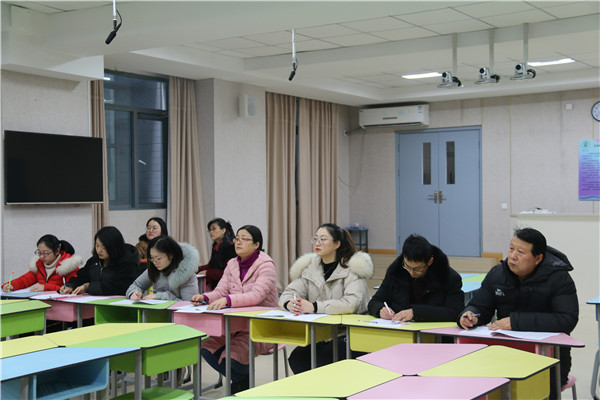 8   老师们认真观课.jpg