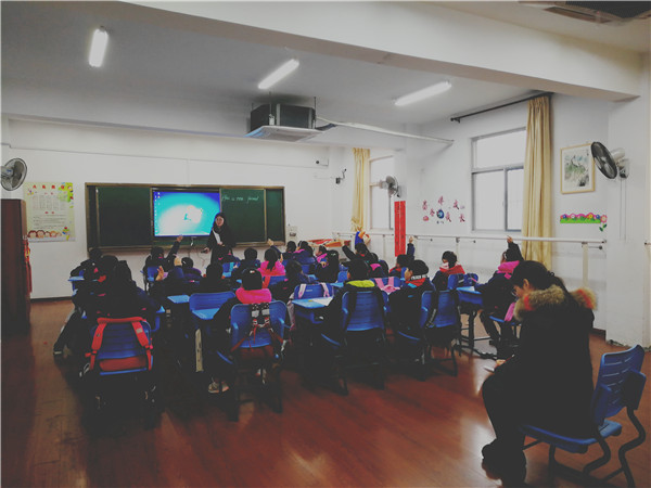学生积极参与课堂_副本.jpg