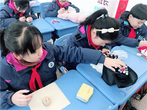 2三年级同学装扮“蛋宝宝”.jpg