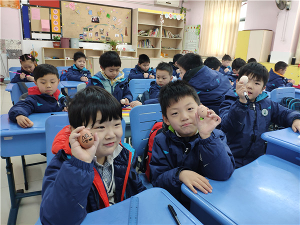 1一年级同学装扮“蛋宝宝”.jpg