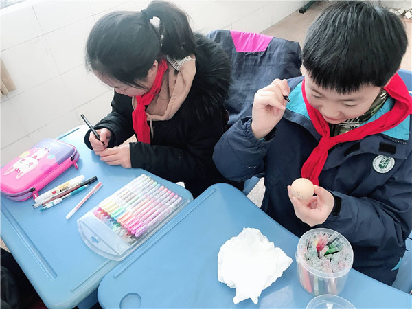 3四年级同学装扮”蛋宝宝“.jpg