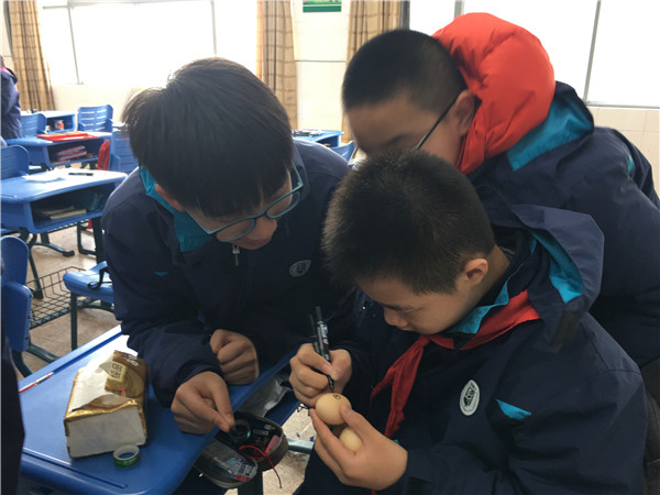 4五年级同学装扮“蛋宝宝”.jpg