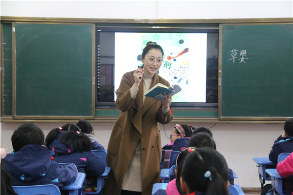 1 王老师在上课.jpg