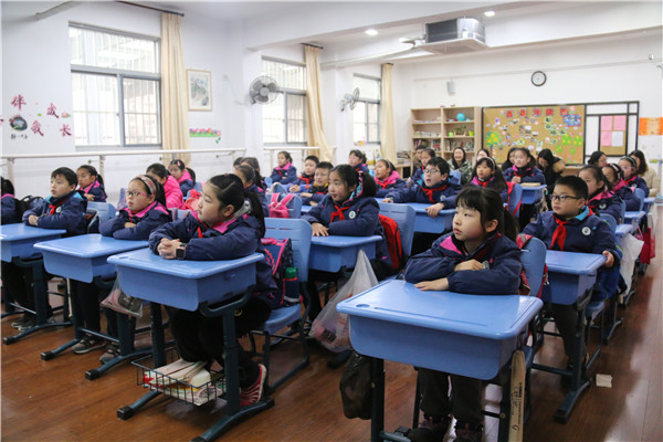 2 学生们认真听讲.jpg