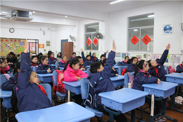 3学生积极举手.jpg