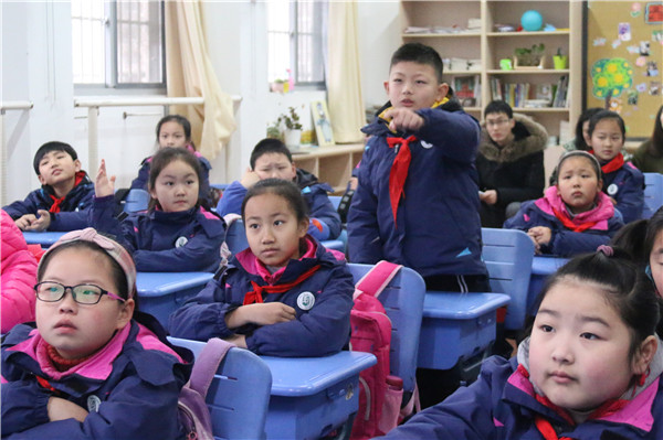 4学生踊跃发言.jpg