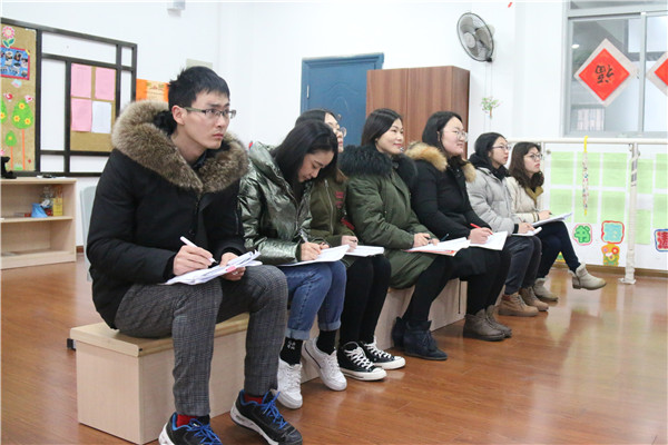 10老师们认真观摩.jpg