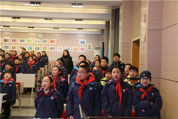 2学生在唱《学习雷锋好榜样》.jpg
