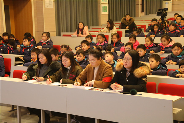 4评委老师们在认真评选.jpg
