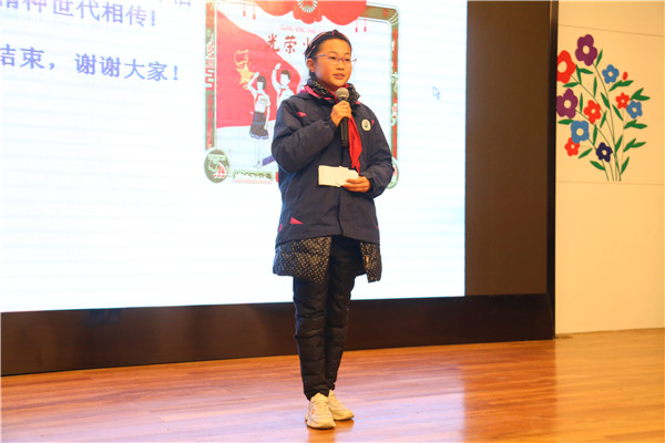 15花一乔在讲雷锋故事.jpg