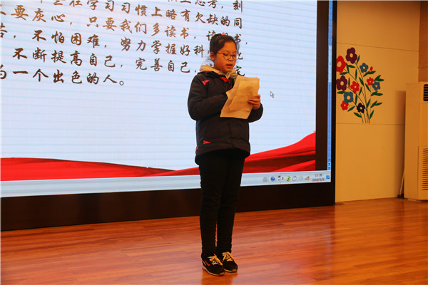 17孔令玥在讲故事.jpg