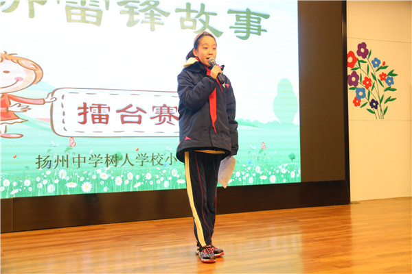 27周清逸在讲雷锋故事.jpg