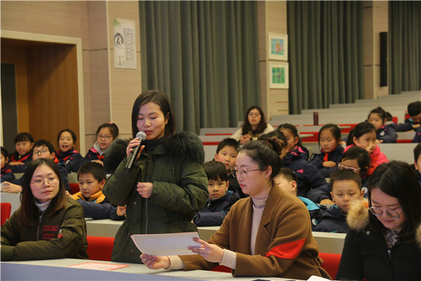 28评委宣读获奖名单.jpg