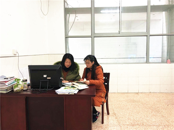 两位老师研讨交流_副本.jpg