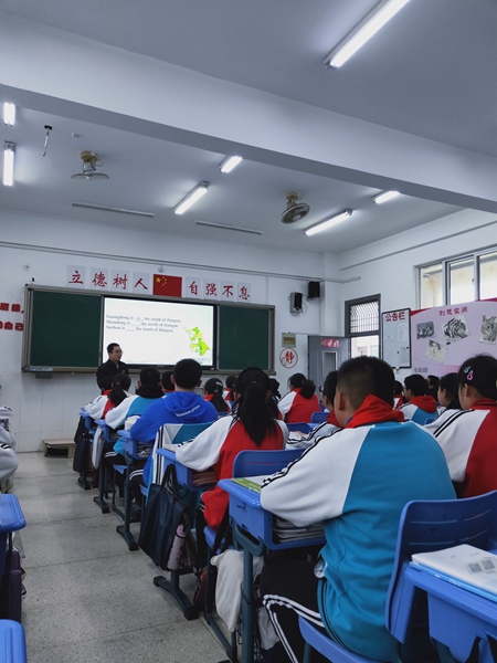 葛老师上课风采2.JPG