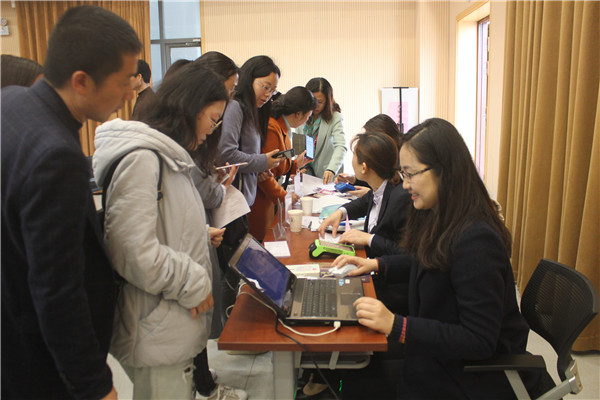 01参会教师签到.jpg