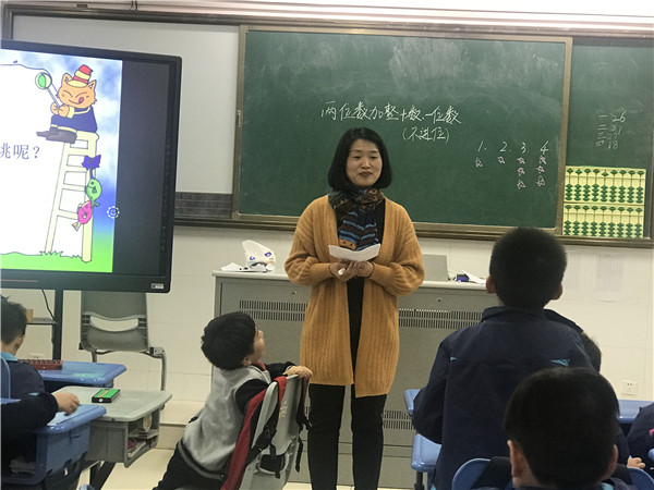 李老师在上课.jpg