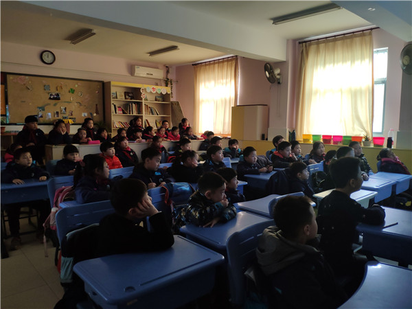 6学生们认真观看电影.jpg