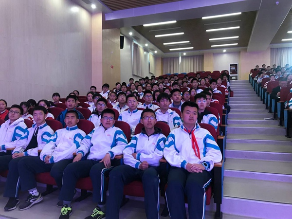 同学们认真听讲.jpg