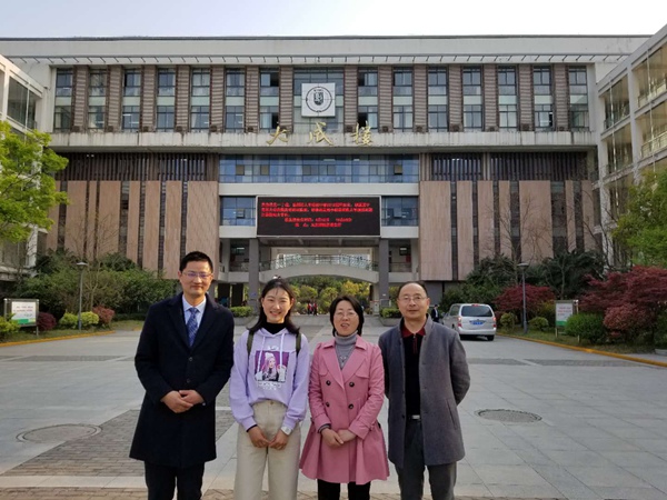 优秀校友丁迪和老师们合影.jpg