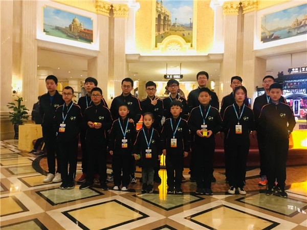 扬州代表队（前排左一为庄一凡）.jpg