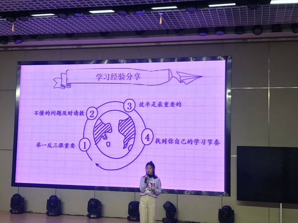 优秀校友丁迪与同学们分享经验.jpg