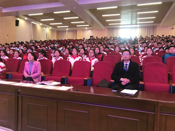 副校长殷翠云、初二年级主任卢生茂老师和同学一起聆听.jpg
