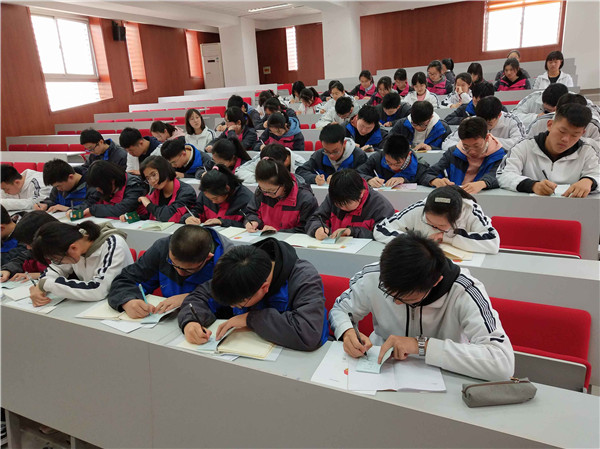 团员认真记录笔记.jpg