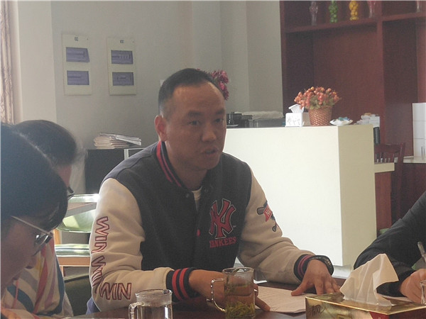 体育组教研主任汤卫林汇报工作.jpg