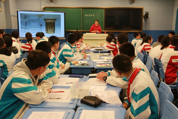 3学生积极探索.jpg