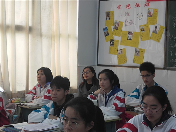 副校长董爱华陪同听课.jpg