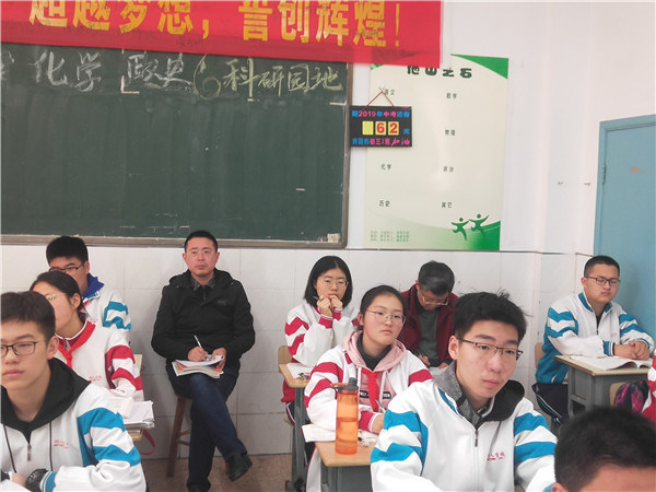 教务处副主任常松陪同责任督学杨承久听课.jpg