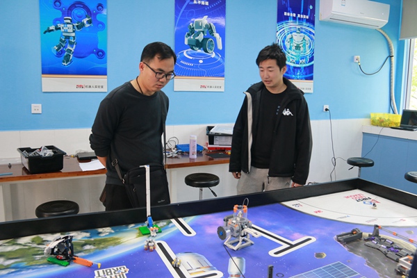 参观创客实验室2.jpg