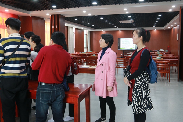 副校长殷翠云陪同来宾参观棋院.jpg