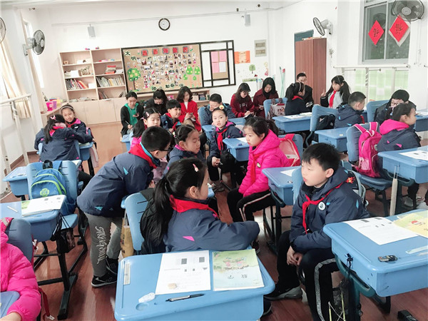 2.同学们认真交流2.jpg