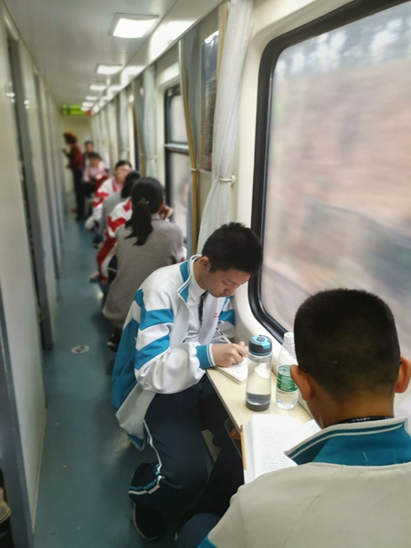 （11）车上早读.jpg