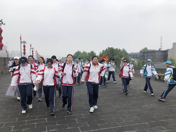 行走在城楼上.jpg