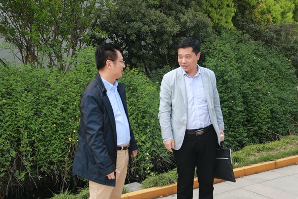 副校长崔伟亲切接待来宾.jpg