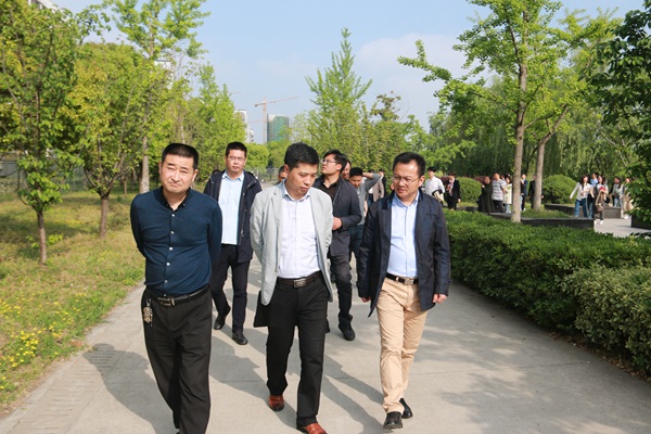 副校长崔伟陪同来宾参观毓园.jpg
