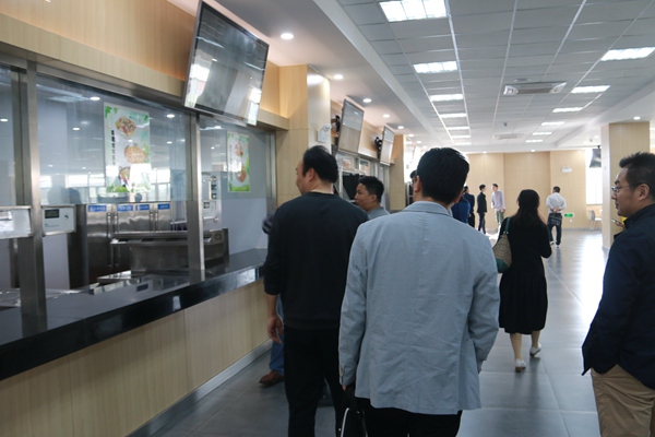 来宾参观食堂.jpg