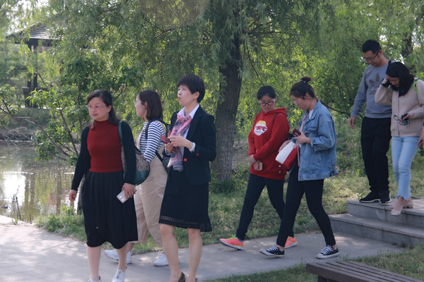 学工处潘金霞老师陪同来宾参观.jpg