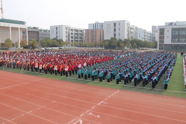 “严禁管制刀具进入校园”为主题的升旗仪式.jpg