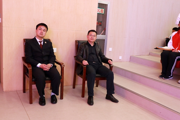 开发区检察院检察官和崔伟校长.jpg