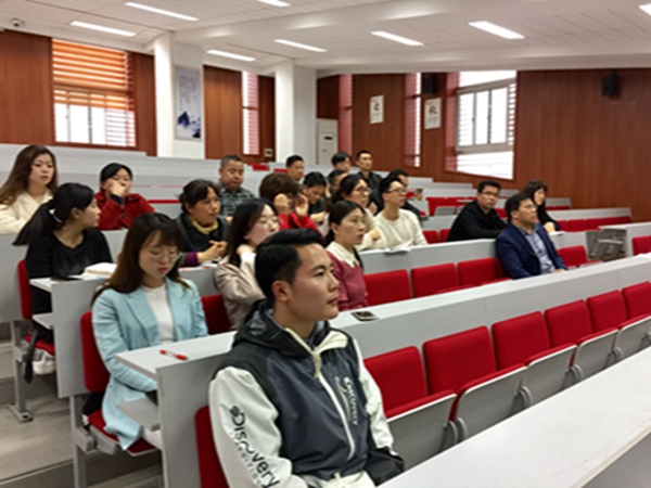 3初一全体老师认真听会.jpg