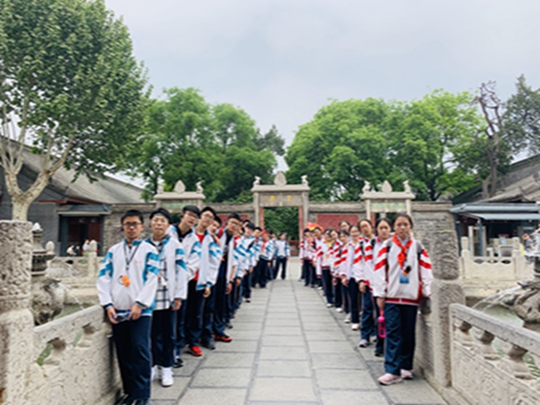 文庙门前两伫立.jpg