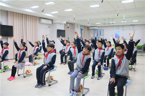 2学生积极举手发言.jpg