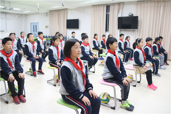 3学生认真听课.jpg