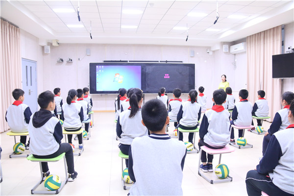 11学生认真听课.jpg