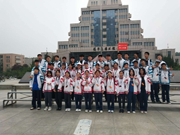 学生参观钱学森图书馆.jpg