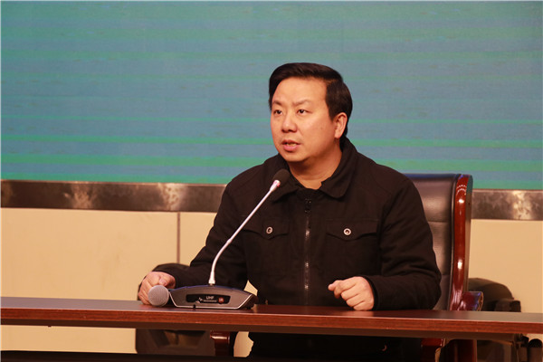 年级组长张鹏主持会议.JPG